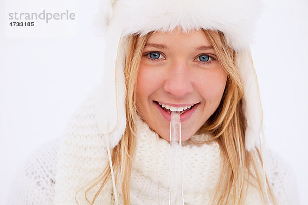 Porträt von Teenagerin in weißen Winterbekleidung