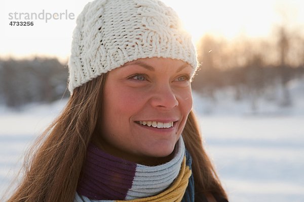 Portrait von mid-Adult lächelnd mann  winter