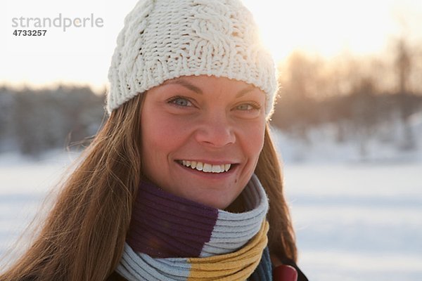 Portrait von mid-Adult lächelnd mann  winter