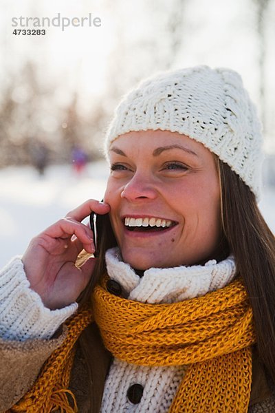 Portrait Mitte adult Lächelnde Frau sprechen durch Telefon  winter