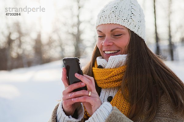 Portrait Mitte adult Lächelnde Frau mit Telefon-Telefon  winter