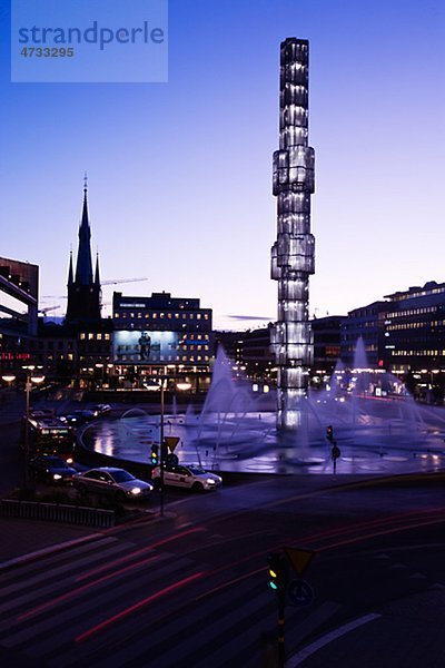 Sergels Torg mit Fontänen beleuchtet in der Dämmerung