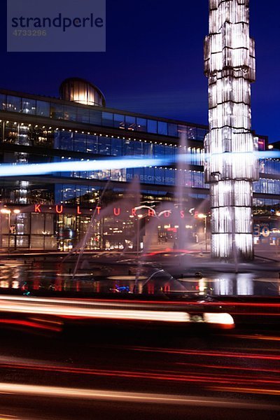 Sergels Torg mit Fontänen beleuchtet in der Dämmerung