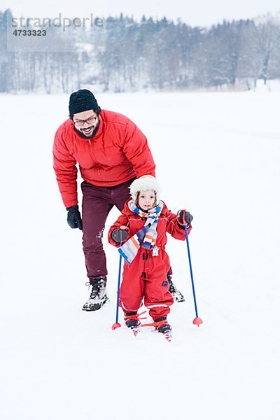 Menschlicher Vater Skisport Tochter