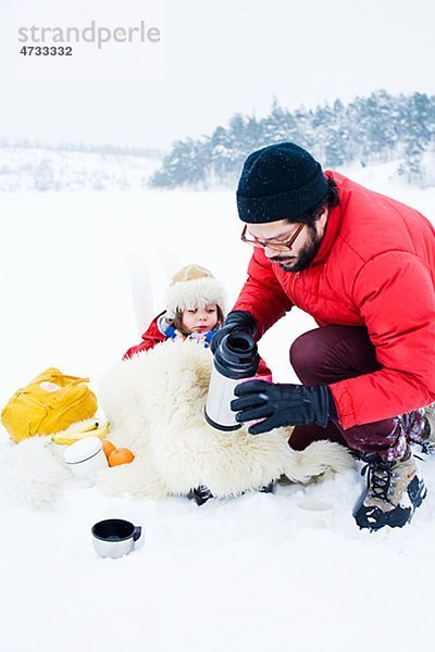 Winter Menschlicher Vater Landschaft trinken Tochter Kolben