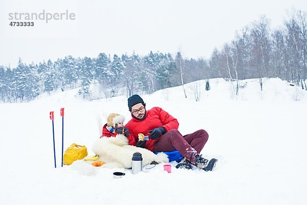 Winter Menschlicher Vater Landschaft trinken Tochter Kolben