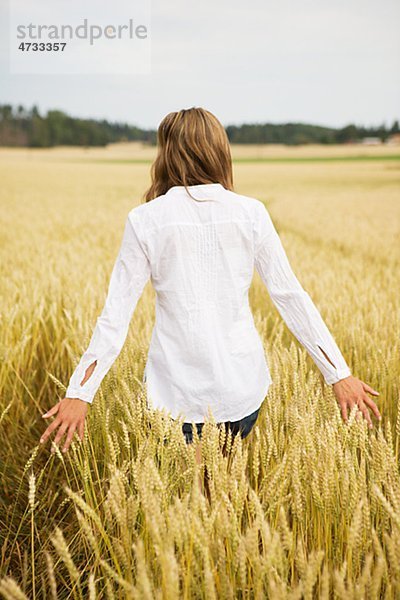 Junge Frau im Weizenfeld