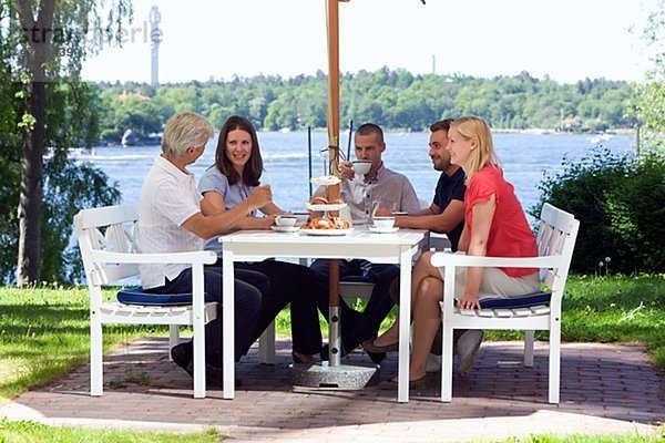 nebeneinander neben Seite an Seite Mensch Menschen Meer Kaffee 6