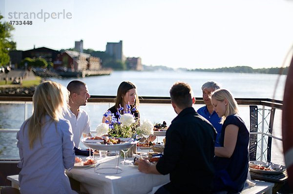 Menschen essen Mahlzeit im outdoor-restaurant