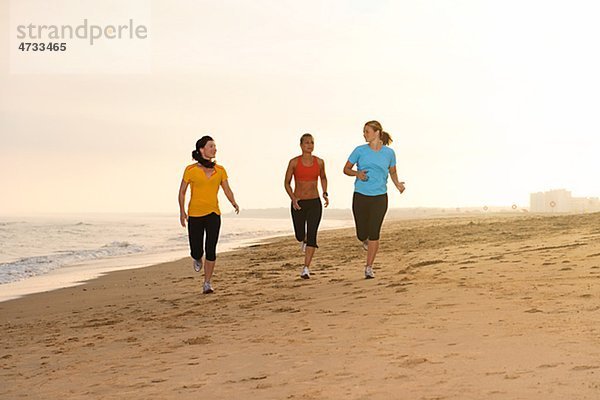 Frauen joggen am Strand