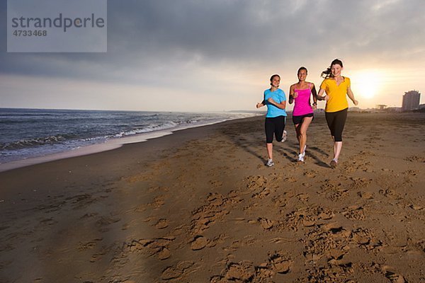 Frauen joggen am Strand