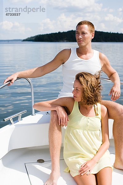 Paar entspannenden in Boot am Meer