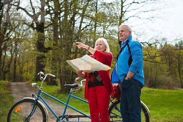 älteres Paar mit Tandem-Fahrrad
