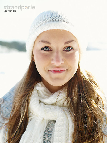 Portrait einer jungen Frau tragen weißen Hut und weißen wooly Schal