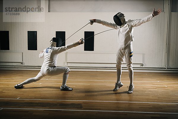 Zwei Fechter in der Sporthalle