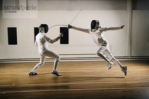 Zwei Fechter in der Sporthalle