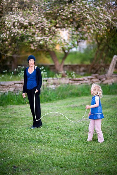 Seil Tau Strick Garten springen Mädchen Mutter - Mensch spielen