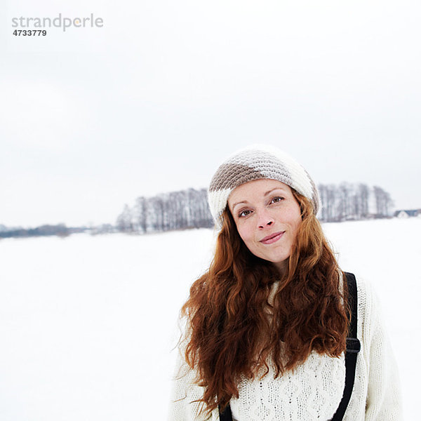 Portrait einer Frau im Schnee bedeckt Feld