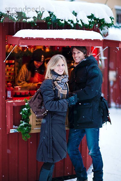 Paar stand vor Garküche im Schnee