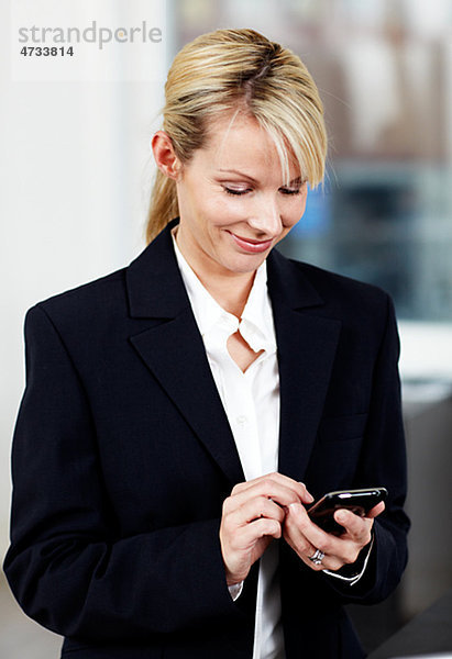 Geschäftsfrau mit Smartphone