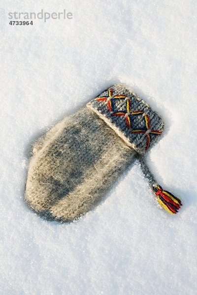 Traditionelle fingerless Handschuh auf Schnee