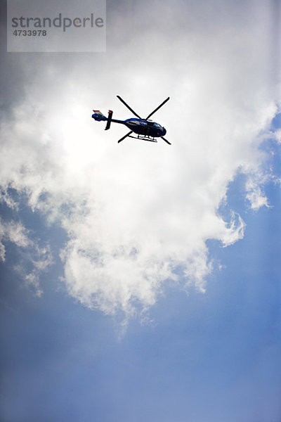 Helikopter-gegen Himmel  Untersicht