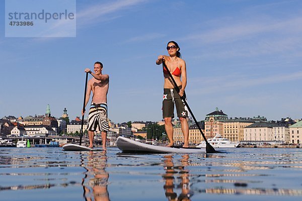 hoch oben Paddel Wellenreiten surfen