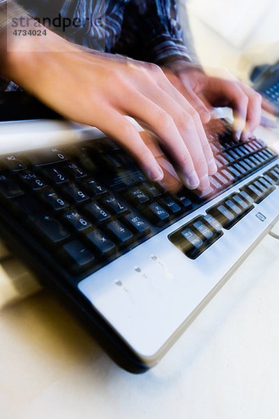 Nahaufnahme Frau auf Computer-Tastatur eingeben