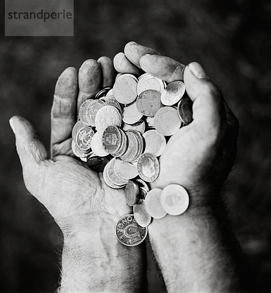 Münzen in hohlen Händen