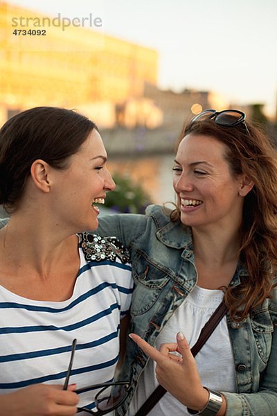 Zwei Frauen lachen  Nahaufnahme