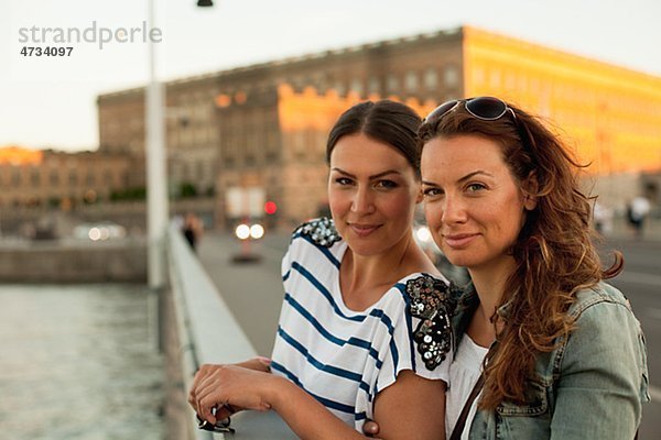 Zwei Frauen auf Brücke stehend