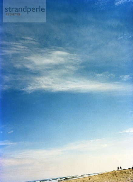 Ansicht der Himmel über Meer und Strand