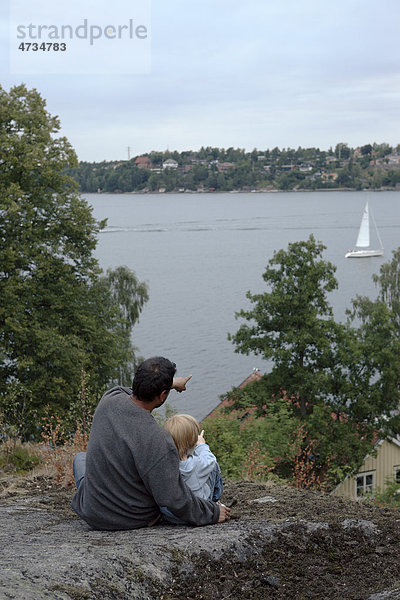 Vater  die Segelboote zu Sohn am Meer