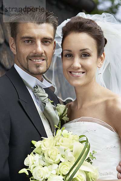 Braut und Bräutigam posiert am Hochzeitstag
