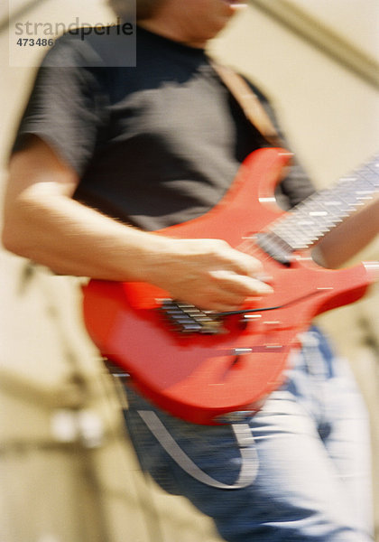 Mann spielen rot e-Gitarre