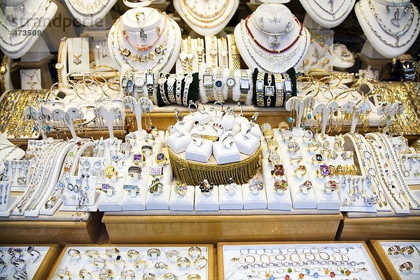 Schaufenster zeigt verschiedene Elemente der Schmuck