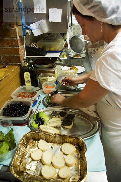 Küche-Mitarbeiter machen traditionellen italienischen Knödel