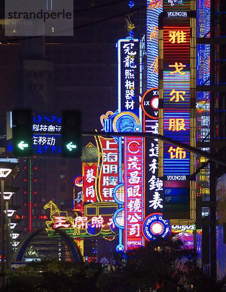 China  Shanghai  Nanjing Donglu  Straße bei Nacht  Neon-Zeichen