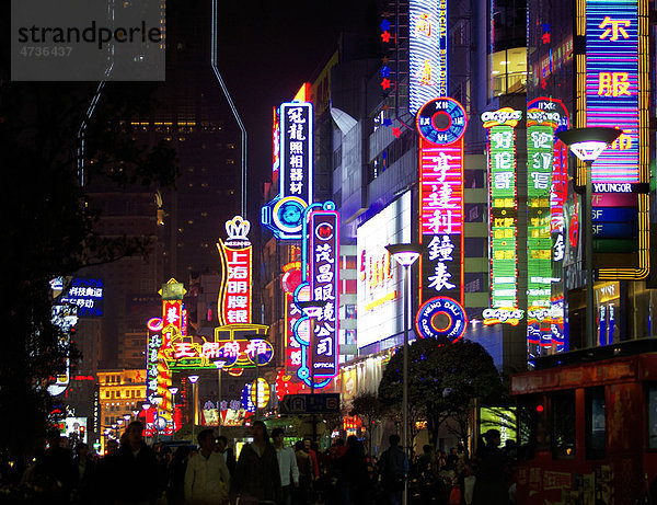 China  Shanghai  Nanjing Donglu  Straße bei Nacht  Neon-Zeichen