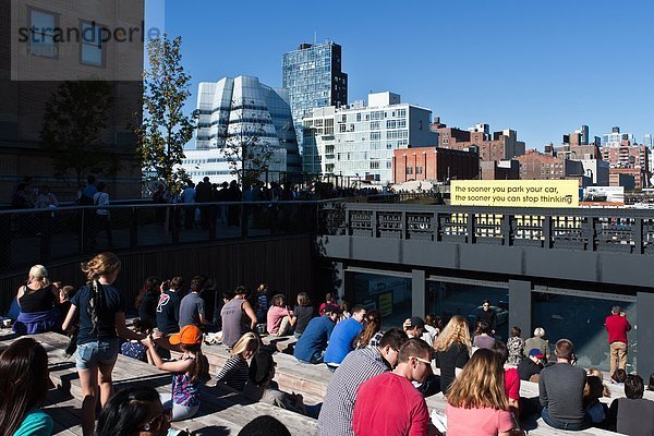 USA  New York City  Manhattan  Menschen auf den High Line-Schritten