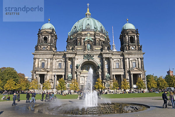Berliner Dom mit Springbrunnen  Museumsinsel  UNESCO Weltkulturerbe  Berlin  Deutschland  Europa