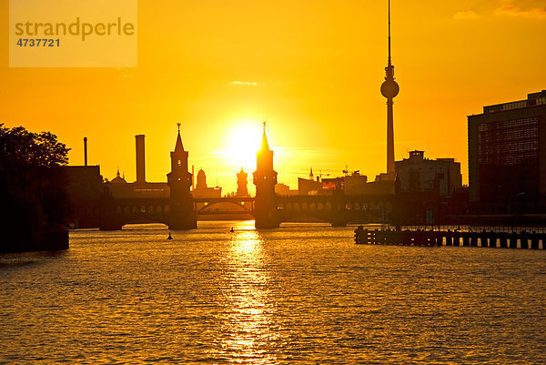 Oberbaumbrücke und Spree bei Sonnenuntergang  Berlin  Deutschland  Europa