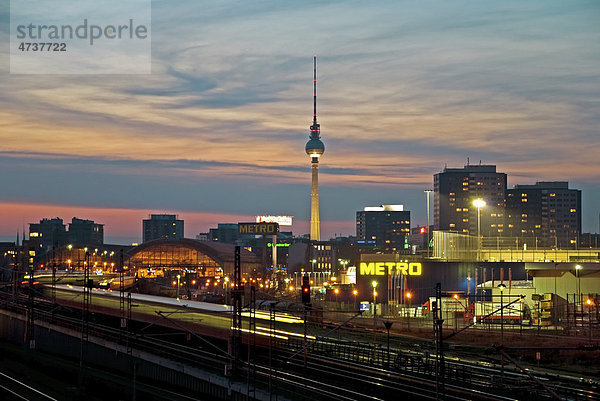 Blick auf den Ostbahnhof und den Alexanderplatz am Abend  Berlin  Deutschland  Europa