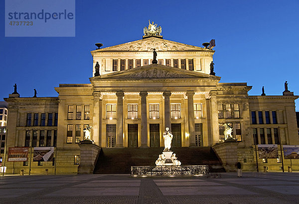 Konzerthaus am Gendarmenmarkt in der blauen Stunde  Berlin  Deutschland  Europa