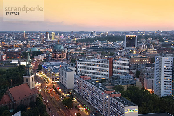 Luftbild  Stadtansicht  Häuser in der Abenddämmerung  Berlin  Deutschland  Europa