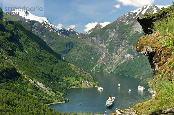 Kreuzfahrtschiff Queen Elizabeth II in Geiranger  Geirangerfjord  UNESCO Weltkulturerbe  Norwegen  Skandinavien  Europa