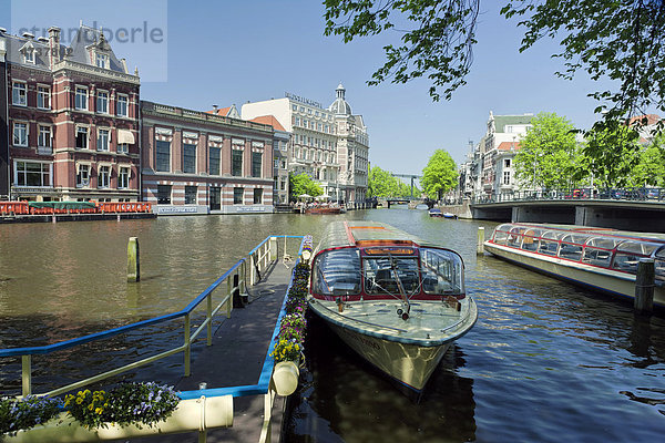 Ausflugsboote auf einem Kanal  Amsterdam  Niederlande  Europa