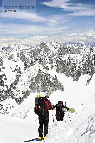 Bergsteiger in den schneebedeckten Bergen  Chamonix  Chamonix-Mont-Blanc  Frankreich  Europa