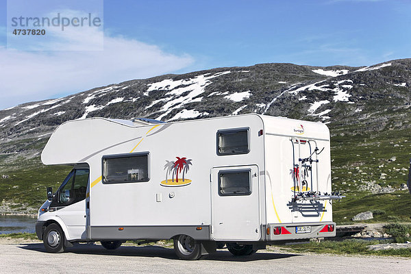 Wohnmobil auf einer Bergstraße  Norwegen  Skandinavien  Europa