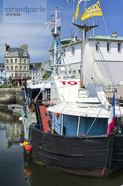 Fischerboot vertäut im Hafen  Frankreich  Europa